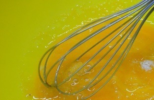 1. Этап. Ванильные блины с шоколадной начинкой: Яйца взбить с ванильным сахаром и солью.