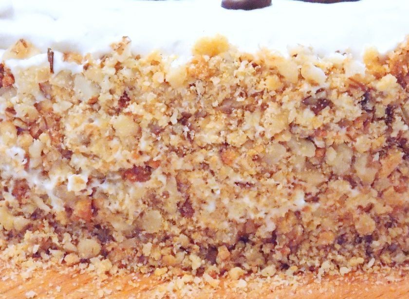 1. Этап. Медово-песочный торт: Обрезки коржей и орехи измельчите в крошку. Обсыпьте крошкой бока торта при помощи шпателя или просто ладонью.