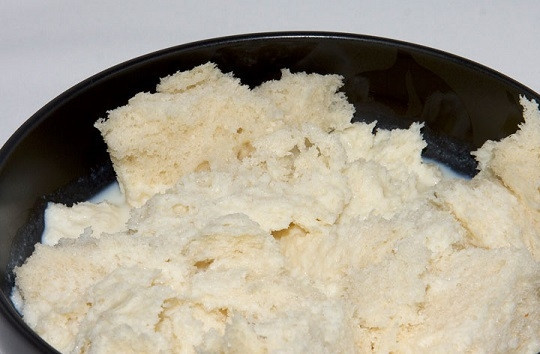 1. Этап. Макароны с котлетами: 1. Приготовить макароны с котлетами в домашних условиях действительно довольно просто. Для начала ломтики хлеба выложите в мисочку и залейте молоком.