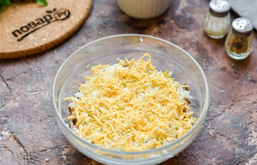 1. Этап. Салат Мимоза по Дюкану: Завершающий слой — куриные желтки, натертые на мелкой терке.