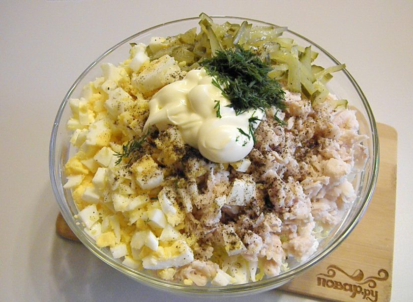 1. Этап. Пекинская капуста с курицей: 6. Соберите ингредиенты в салатник, добавьте зелень, соль, перец черный молотый и майонез. Перемешайте салат.