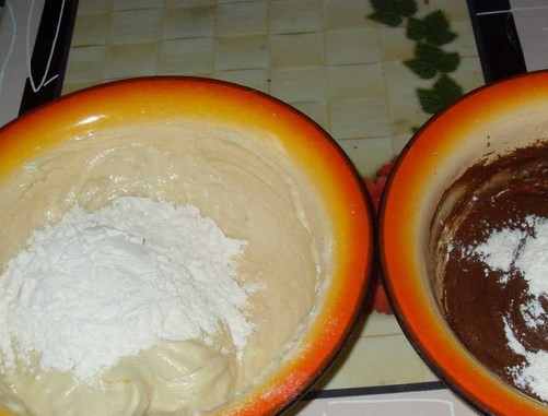 1. Этап. Торт на 30 лет: Разделите тесто на две части, в одну из них добавьте какао. Потом в каждую добавьте оставшуюся муку и замесите эластичное тесто.