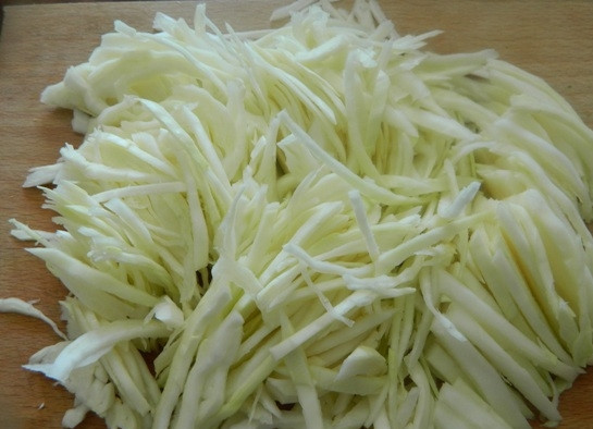 1. Этап. Лаханоризо из капусты и риса: 2. Шинкуем капусту тоньше или покрупнее. Смотрите, как вам больше нравится.