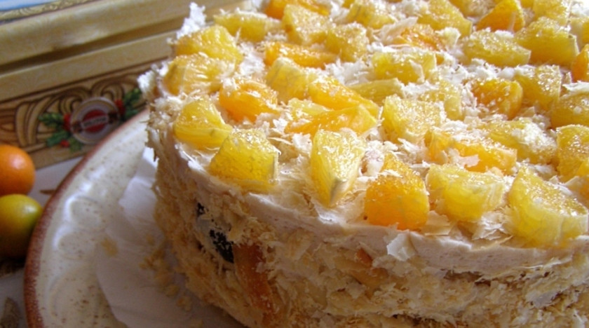 1. Этап. Яичный торт: 5. Теперь даем тортику настояться и пропитаться хотя бы несколько часов. Я его по бокам и сверху смазала оставшимся кремом и посыпала кокосовой стружкой, также украсила апельсинами. Вкусно!