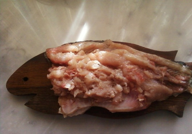 1. Этап. Котлеты из карпа: Теперь аккуратно отделяем филе рыбы от костей.