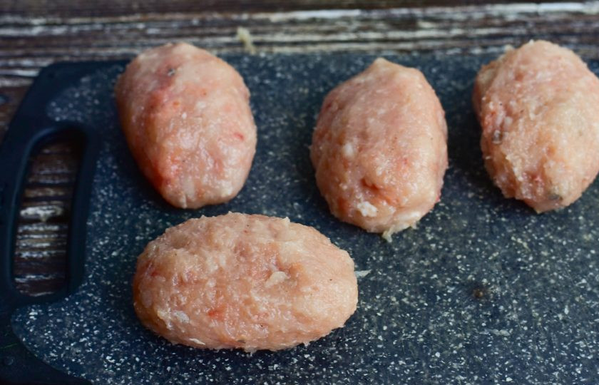 1. Этап. Рыбно-мясные котлеты: Очень хорошо его перемешайте и сформируйте котлеты.