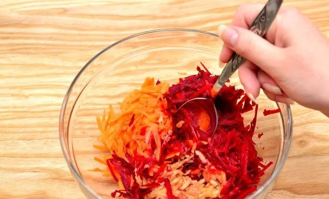 1. Этап. Салат со свеклой: 4. Все продукты перекладываю в салатник и перемешиваю хорошенько, ничем не заправляю блюдо.