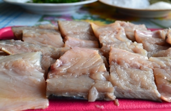 1. Этап. Засолка скумбрии Сагудай: Если вы порезали скумбрию на кусочки с косточками, то вам этот этап надо пропустить. Филе скумбрии режем на небольшие кусочки.