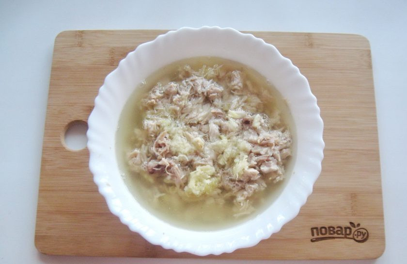 1. Этап. Холодец Новогодний поросенок: Залейте мясо бульоном с желатином. Но учтите, что это не обычный холодец. Поэтому много бульона не лейте.