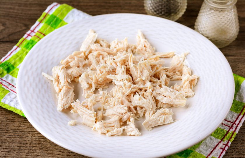 1. Этап. Салат Гавайский с курицей: Отварите курицу в подсоленной воде в течение 20-25 минут, остудите и разделите руками на мелкие кусочки.