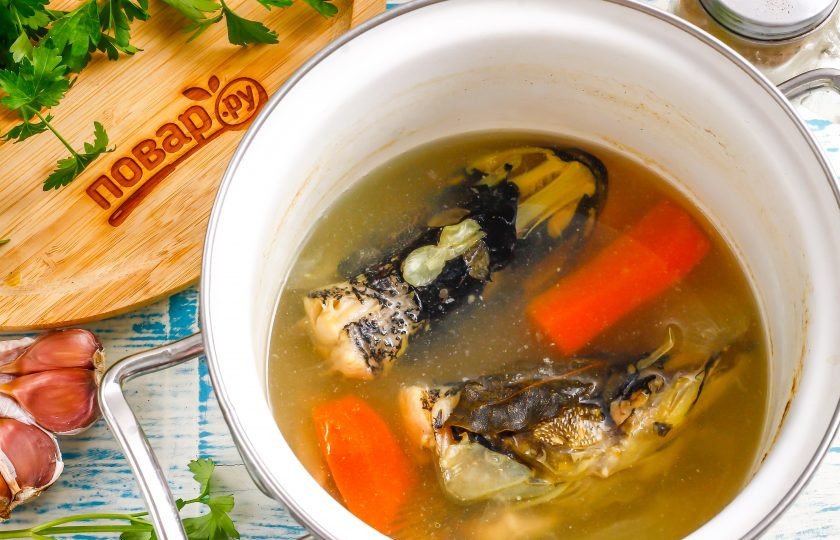 1. Этап. Заливное из головы щуки: Варите около 1 часа. Чем крупнее голова рыбы, тем дольше ее нужно варить. За это время жидкость выпарится примерно наполовину.