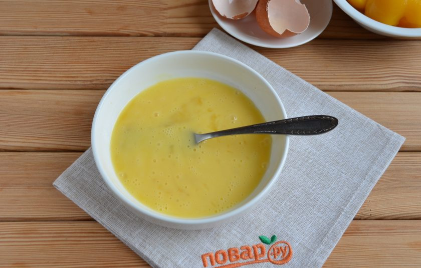 1. Этап. Персиковый пирог: 4. В отдельной таре смешайте яйца.
