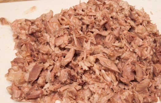 1. Этап. Салат Восторг: 4. Когда мясо остынет, его необходимо разобрать и нарезать мелкими кусочками (можно разобрать на волокна).