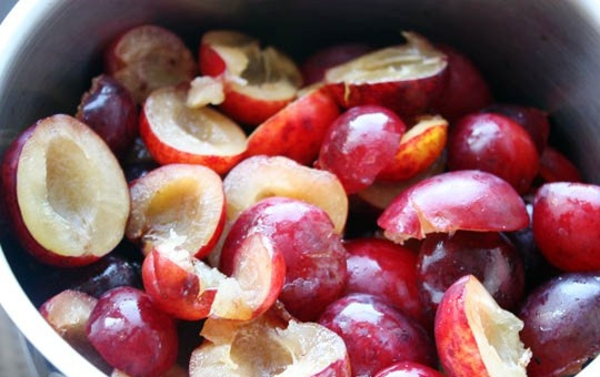 1. Этап. Блинчики со сливами: Сливы моем, удаляем из них косточки.