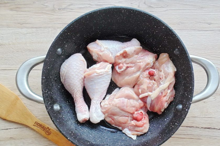 1. Этап. Гедлибже из курицы: Курицу помойте, нарежьте на порционные куски. Выложите в горячую сковороду с подсолнечным маслом. Если курица жирная, то можно обойтись и без масла.