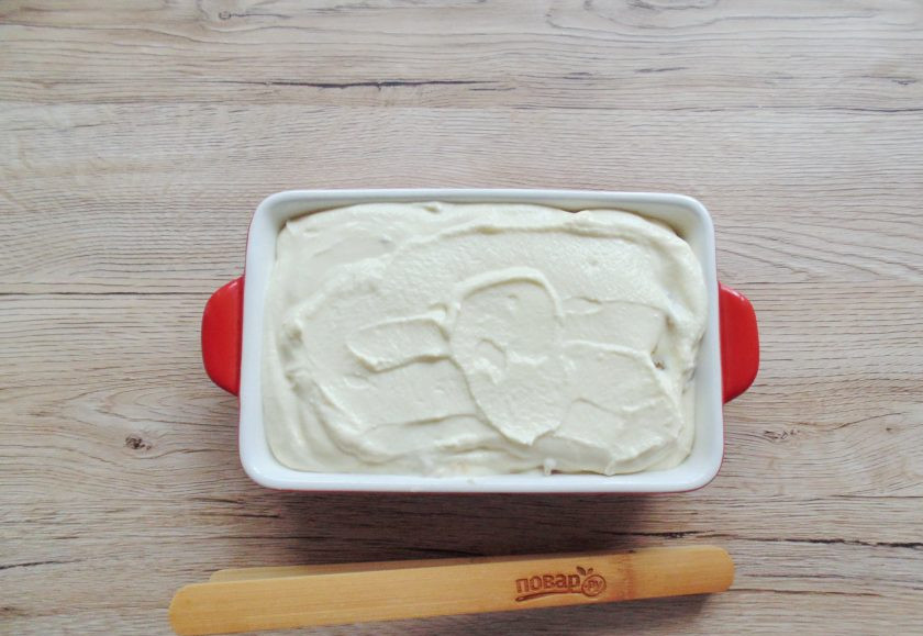 1. Этап. Творожная запеканка с абрикосами: Готовую творожную смесь переложите в форму для выпекания. Можете предварительно смазать её маслом, но это не существенно.