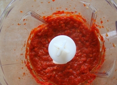 1. Этап. Паста чили: 4. В самом конце добавьте стручок перца, чтобы попадались небольшие кусочки.