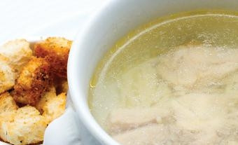 1. Этап. Пшенный суп: Куриное мясо промыть, нарезать кусками. Сложить в кастрюлю, залить водой. Варить бульон в течение 30 минут.