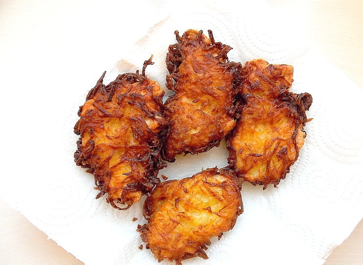 1. Этап. Куриное филе в картофельной шубке: Вынимайте из масла и кладите на тарелку, застеленную бумажным полотенцем. Подавайте горячими.