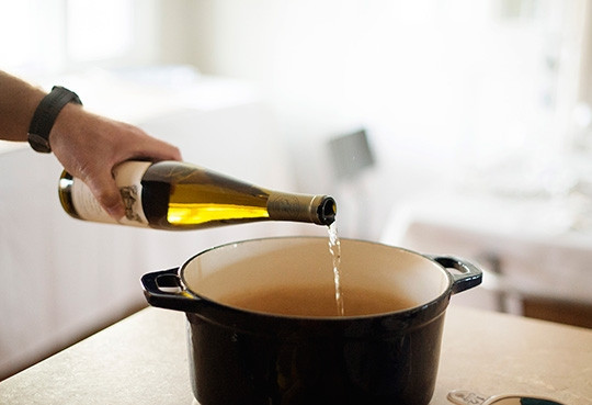 1. Этап. Белый глинтвейн: 3. В кастрюлю влейте вино.