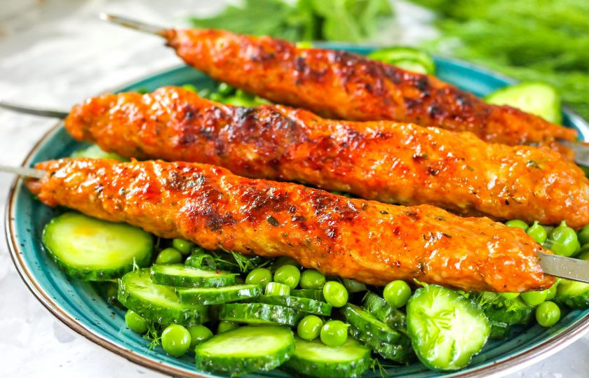 1. Этап. Кийма шашлык: Подайте блюдо горячим прямо к столу, дополнив салатом из свежих овощей, соленьями или запеченными овощами. Приятного аппетита!