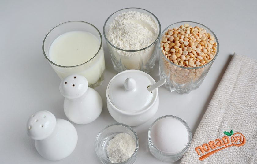 1. Этап. Гороховые блины с луком: 1. Подготовьте продукты. Горох хорошо переберите. Часто попадаются малюсенькие камешки, их нужно убрать.