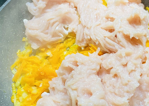 1. Этап. Кабачковая лазанья с фаршем и соусом бешамель: Жарить 2-3 минуты, добавить фарш