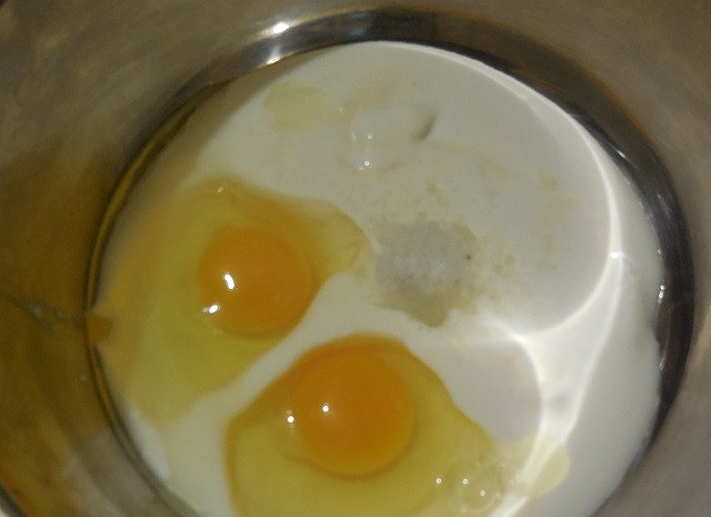 1. Этап. Пирог с мясом на скорую руку: Сначала приготовьте тесто: в глубокой миске смешайте яйца, майонез, сметану и соду.