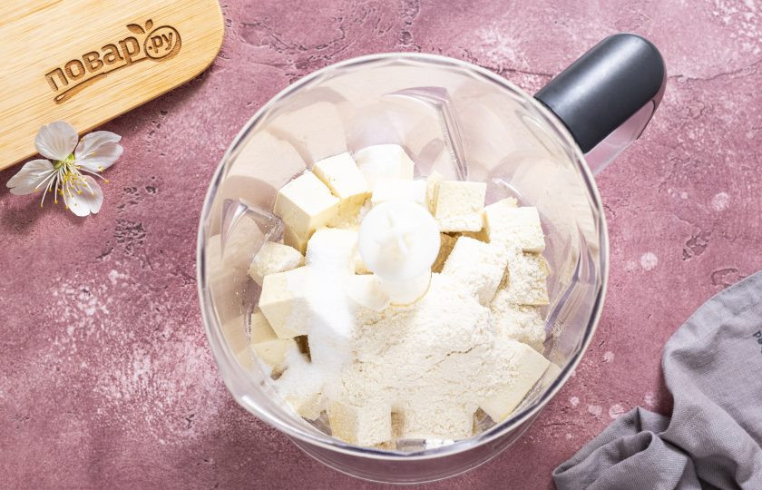 1. Этап. Постные сырники: Переложите тофу в блендер, добавьте сахар, лимонный сок и муку. Измельчите до однородной массы.