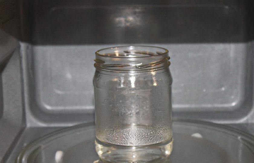 1. Этап. Жареные боровики: Банки и крышки тщательно вымойте пищевой содой в горячей воде. Железные крышки залейте водой и кипятите в течение 10 минут. Затем переложите на стерильную салфетку (продаются в аптеке) чтобы стекла вода. В чистые банки налейте воду высотой 2 сантиметра. Поставьте банки в микроволновую печку, включите на всю мощность. Крутите банки в течение 4 минут. Слейте воду и поставьте обратно. Нажимая по 10 секунд, не более, крутите банки до полного высыхания. Не делайте время больше, банки могут лопнуть и повредить технику.