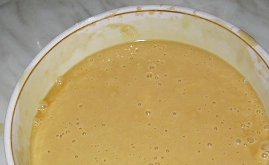 1. Этап. Медовая коврижка в мультиварке: Всыпьте просеянную муку и перемешайте всё до единого консистенции. Тесто влейте в ёмкость мультиварки и выпекайте 55 минут. Потом остудите корж.