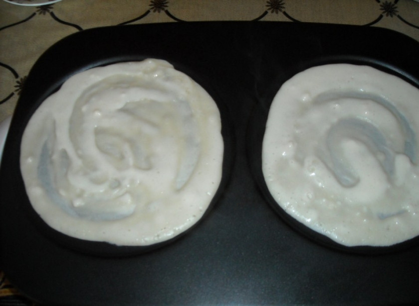 1. Этап. Блинчики на кефире с мясом: Блинчики пекут на небольшой, хорошо разогретой сковородке.