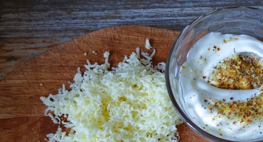 1. Этап. Венгерские лепёшки Лангош: Сметану смешать со специями, сыр натереть на мелкой тёрке.