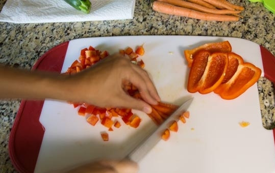 1. Этап. Перуанский суп с овощами и фасолью: 2. Мелко нарежьте сладкий перец.