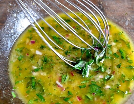 1. Этап. Нисуаз с лососем: Потом добавьте измельченный зубчик чеснока, базилик, каперсы, горчицу и мед, перемешайте. Можете еще посолить и поперчить по вкусу.