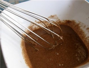 1. Этап. Торт Дунайские волны: 12. Какао соединить с сахаром и парой ложек молока.