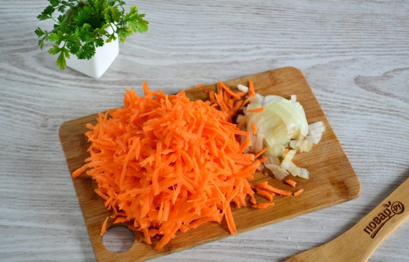 1. Этап. Ленивые пельмени на сковороде: Морковь натрите на крупной терке, нарежьте кубиком вторую половину луковицы.