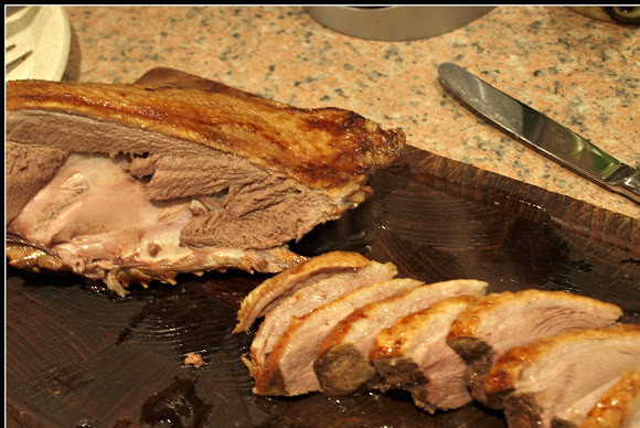 1. Этап. Гусь на сковороде: Вырезаю кости и нарезаю красивыми одинаковыми кусочками.