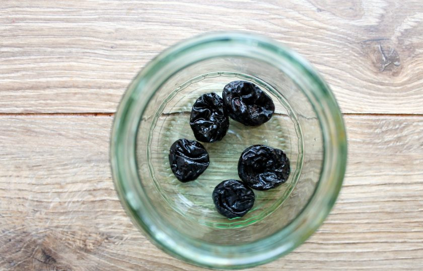 1. Этап. Коньяк из водки в домашних условиях: Чернослив вымойте и выложите в чистую, сухую банку.