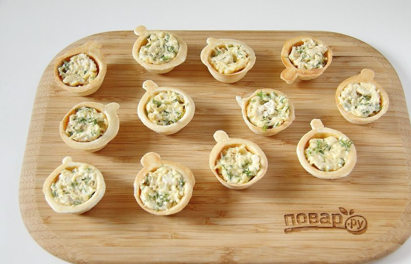 1. Этап. Запеченные тарталетки с курицей: Выложите начинку в тарталетки.