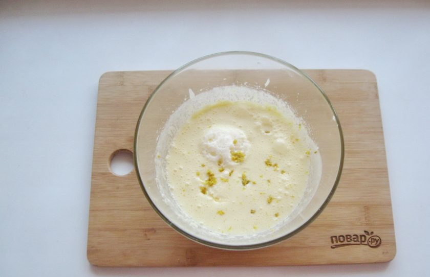 1. Этап. Лимонный кекс с изюмом: Добавьте цедру лимона и соду погашенную лимонным соком.