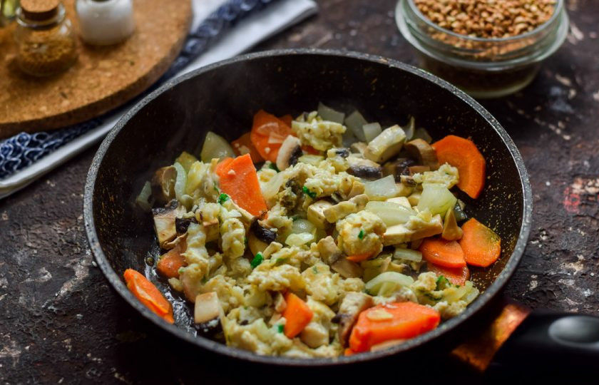 1. Этап. Гречка с фаршем и грибами: Поджарьте все ингредиенты в течение 3-4 минут на небольшом огне.