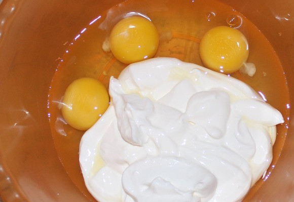 1. Этап. Рецепт кляра для мяса: Венчиком взбейте яйца со сметаной до получения однородной массы.