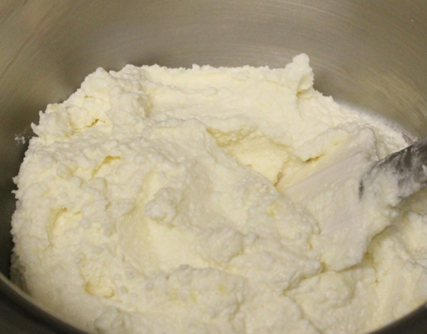 1. Этап. Налистники с творогом: Когда все блинчики будут готовы. В отдельной миске смешайте все ингредиенты для творожной начинки.