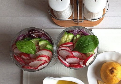 1. Этап. Салат-коктейль с ветчиной: Делаем заправку. Нерафинированное оливковое масло смешиваем с лимонным соком. Сок лимонный по вкусу, пробуйте. Солим. Я посолила по вкусу морской солью.