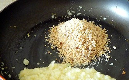 1. Этап. Курица по-ирански: Затем добавляем грецкие орехи, перемешиваем и еще несколько минут жарим все вместе.