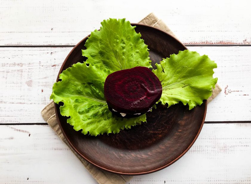 1. Этап. Свекольный мильфей: Сверху снова выложите кусочек свеклы.