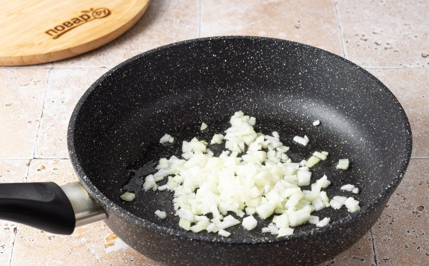 1. Этап. Морковно-рисовые котлеты: Лук мелко нарежьте и обжарьте до прозрачности в сковороде с растительным маслом.