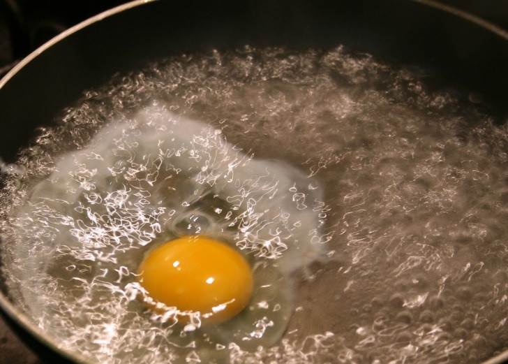 1. Этап. Яичница на воде: В кипящую воду очень аккуратно разбиваем яйцо, стараемся сделать это так, чтобы желток остался целым.