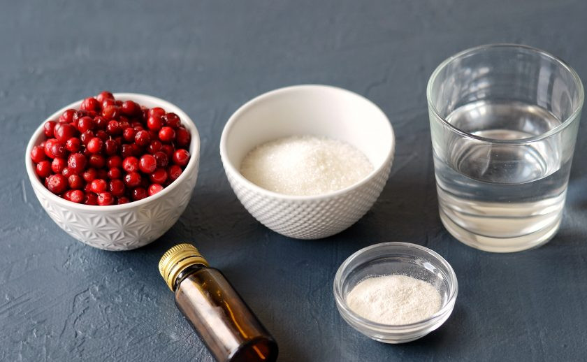 1. Этап. Мармелад из брусники: Подготовьте ингредиенты.